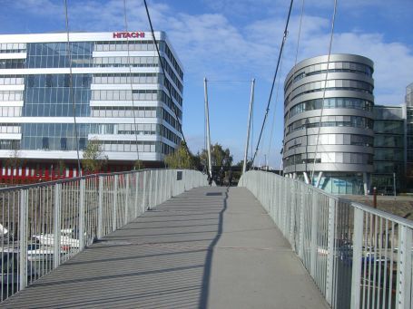 Duisburg : Innenhafen, Fußgänger-Hängebrücke